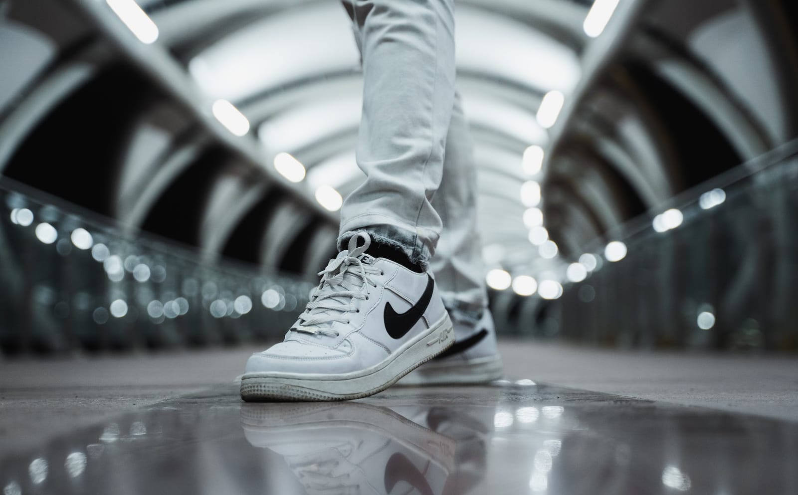 Persoon met Nikes en jeans