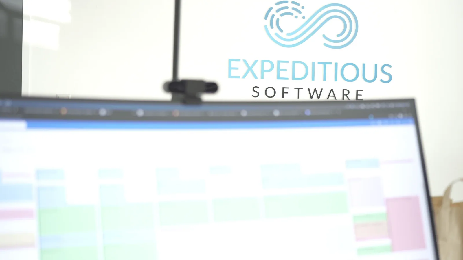 Expeditious Software logo op kantoor